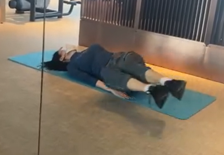 许晴|?52岁许晴晒减肥视频！穿紧身衣腰围十分纤细，躺地上身形凹凸有致