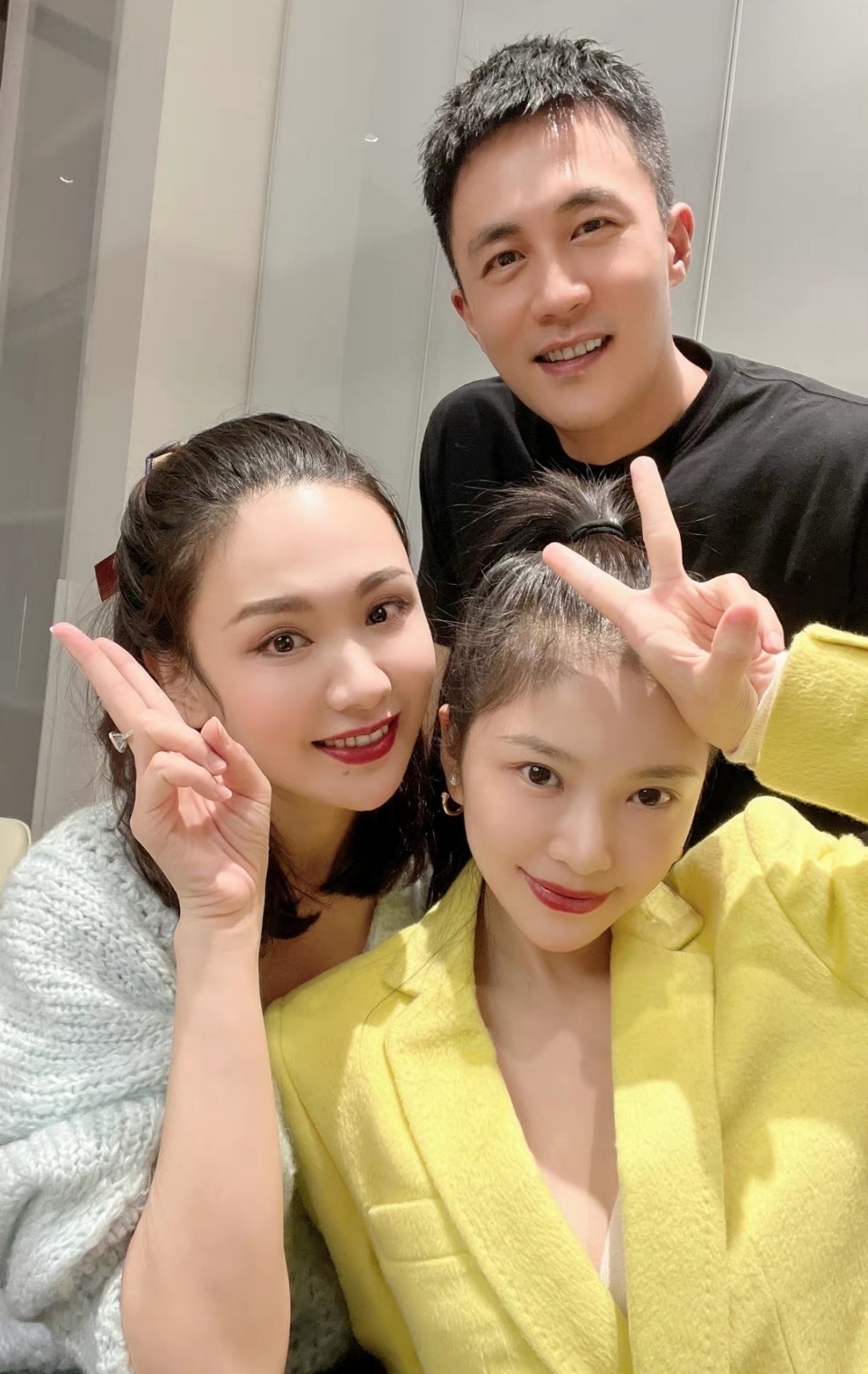 程莉莎|44岁程莉莎晒与杜淳夫妇合照,自嘲“狗粮”吃到饱,王灿暖心回应