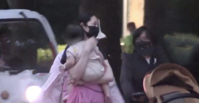敢死队4|郭碧婷抱女儿逛公园被拍，神情憔悴动作吃力，却仍不肯让保姆帮忙