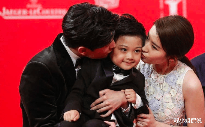 刘亦菲|刘亦菲“一家三口”走红毯，穿花瓣露腰裙清新甜美，和杨洋真般配