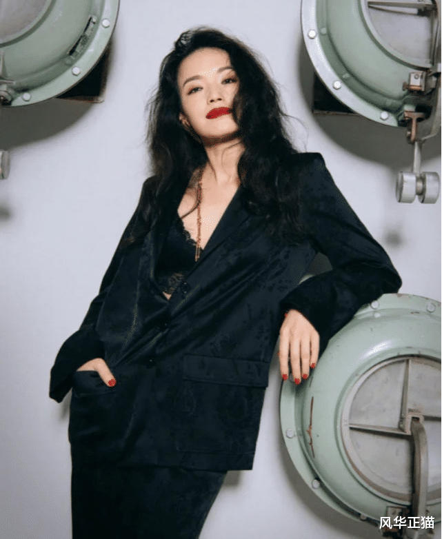 舒淇|舒淇红唇卷发造型太美，白皙皮肤慵懒气质，妩媚霸气