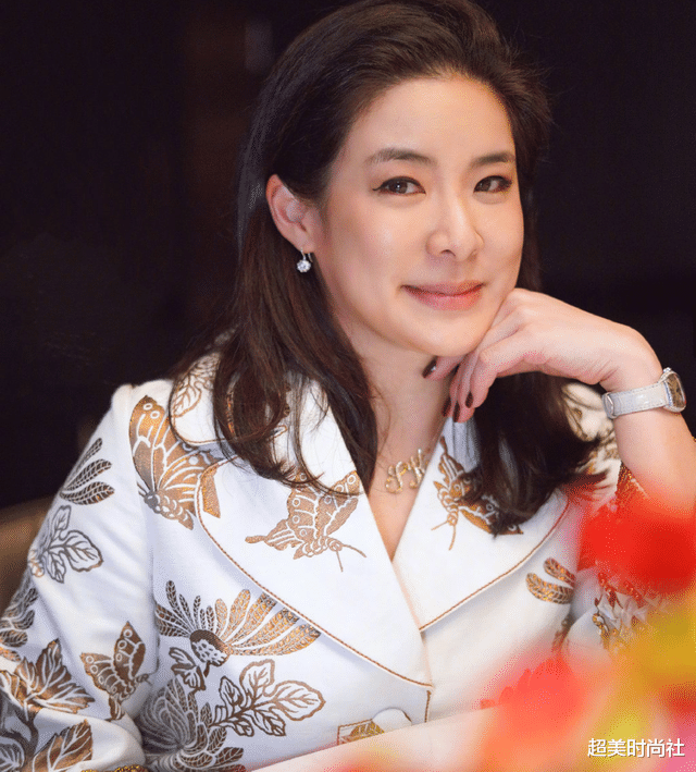 超美时尚社|百亿富婆冯永怡晒庆生照,一袭黑色长裙显低调,众星云集排场大