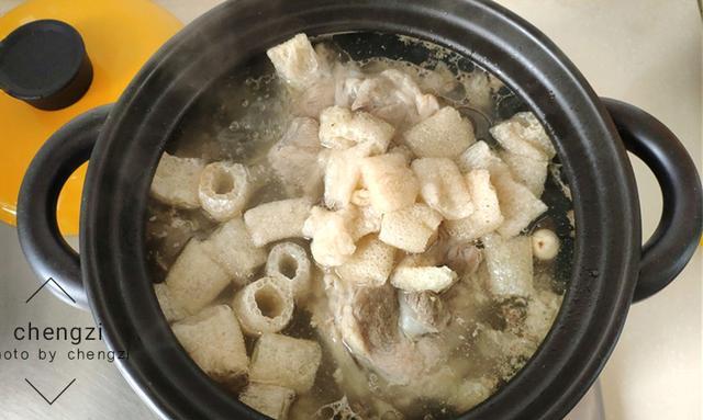 秋季要滋补，建议多喝这道汤，润燥安神不上火，全家老少都喜欢