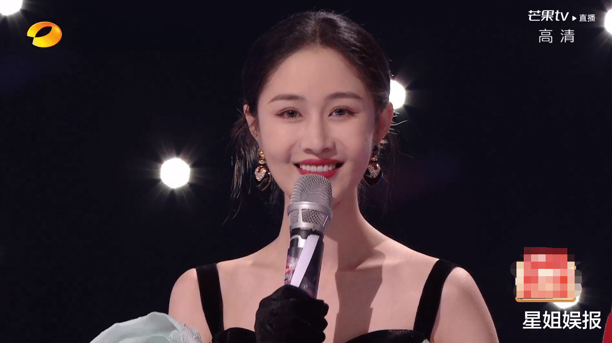 跨年|湖南台跨年：王一博胖了，龚俊唱得难听却自信，杨紫出场创收视高峰