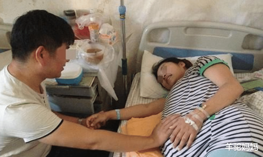 羊驼妈妈|广西宝妈刚生完娃出院，一个人边扶腰边拎行李，婆婆抱娃头都不回