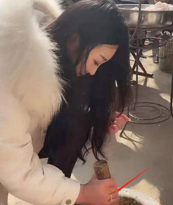 陈亚男|大衣哥儿媳陈亚男直播做饭，厨房内景意外曝光，网友：怎么吃得下？