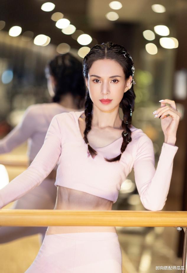 长裙|?又被李若彤惊艳到了，穿白色长裙配高马尾好减龄，55岁美得像姐姐