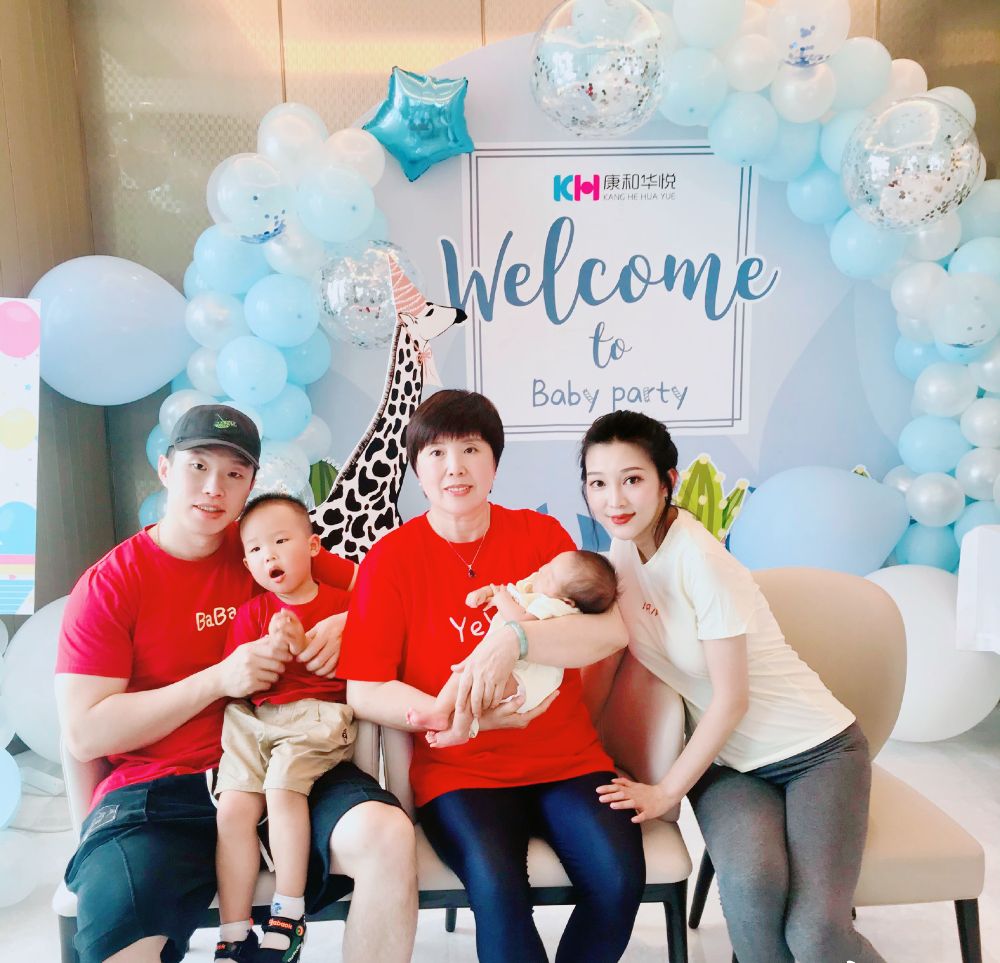 德云社|德云社烧饼晒出饼干满月照，旁边的老婆的身材引人注目