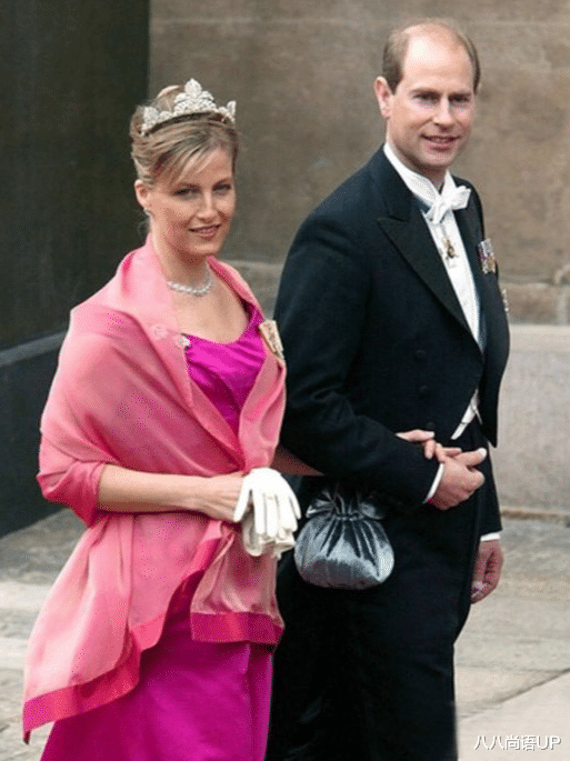 八八尚语UP|英女王小儿媳观看F1大奖赛,粉色连衣裙减龄又贵气,大姑姐也现身