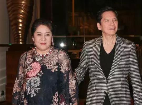 向太|向华强与丁佩离婚多年，又养了她40年，为何向太还称呼她姐姐？