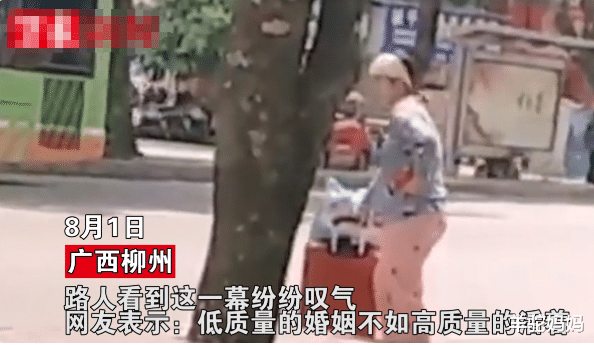 羊驼妈妈|广西宝妈刚生完娃出院，一个人边扶腰边拎行李，婆婆抱娃头都不回