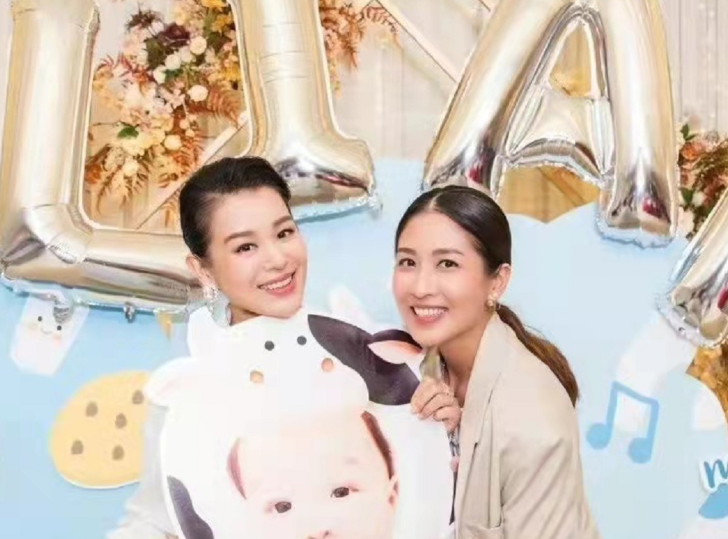 时尚风行派 胡杏儿为三胎儿子办百日宴！梳大背头辣妈范十足，儿子大眼睛超萌