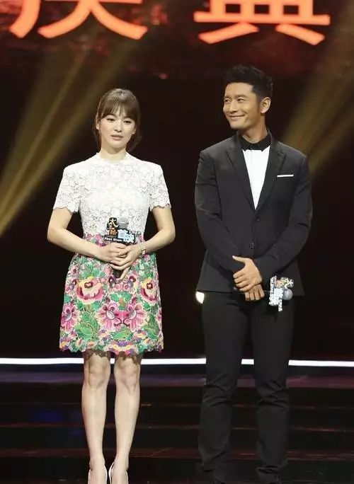 潮帮先生 左小青与宋慧乔不愧是国民女神，穿同款蕾丝短裙，气质也不相上下