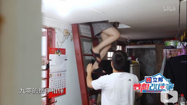 卧室|11㎡“棺材房”挤两对夫妻，公公儿媳4人睡阁楼，晚上不敢出声