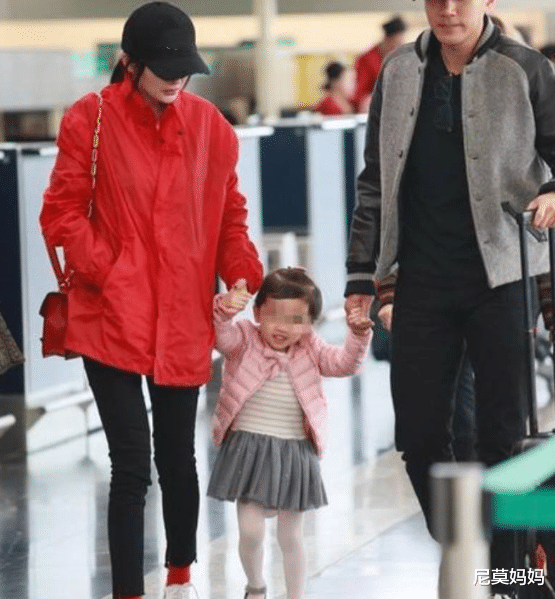 杨幂|杨幂28岁生下女儿，看到她的肚皮照后，网友：我真的酸了