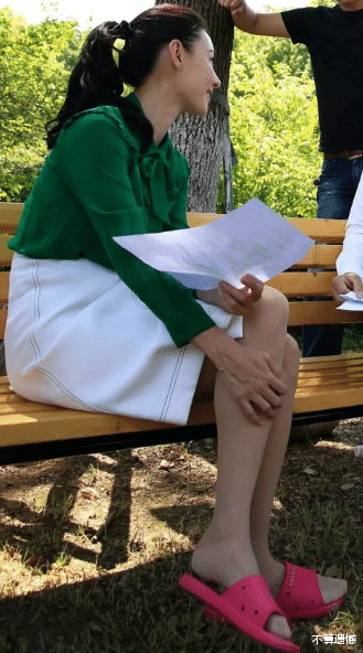 张柏芝|张柏芝也有这么土的造型？肉色丝袜配酒红色拖鞋，就像村姑一样