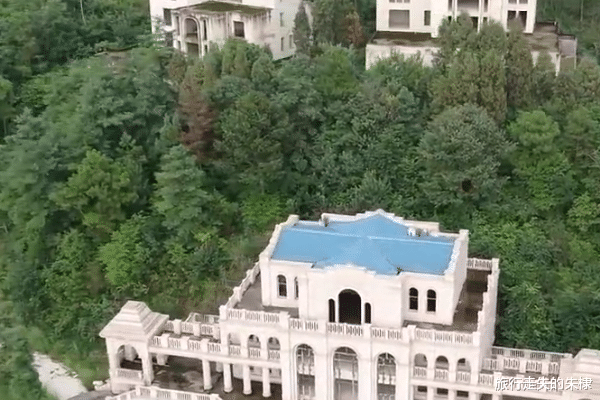 昆明金殿森林中的别墅群,耗时8年设计打造,却无奈烂尾