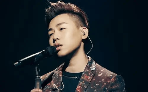 贾樟柯|胡彦斌疑似恋情曝光，饭后高调牵着美女进酒店，曾透露被家人逼婚