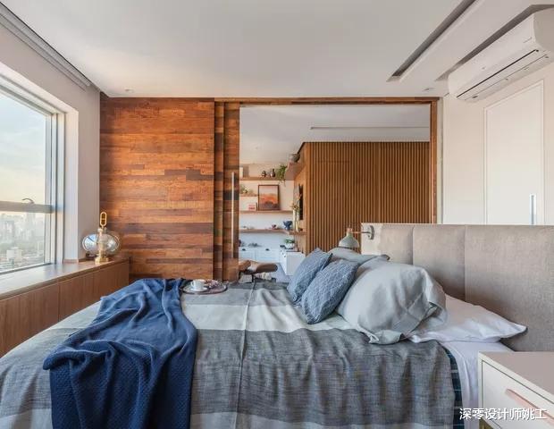 温馨明亮的80㎡一居室,客厅和沙发相连着,配上木质推拉门美哭了