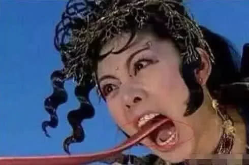 |这明显可以看出耳朵是道具啊，导演是不是以为我们看不出来