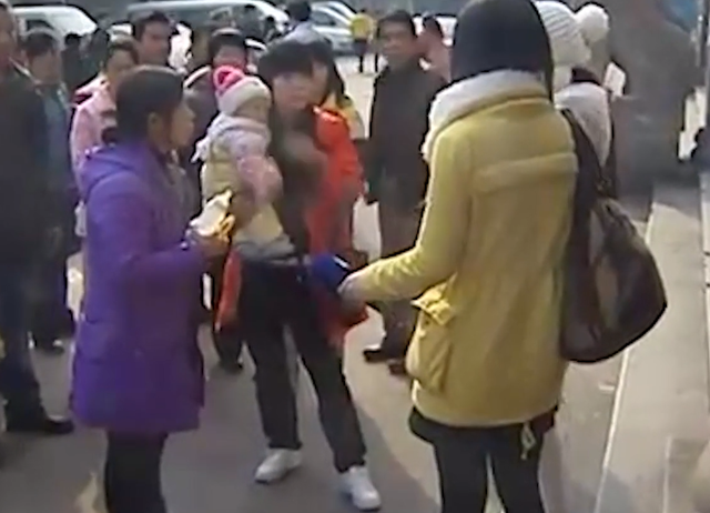 嫌弃父母是农民,不孝女割腕逼母亲做亲子鉴定,坚称自己是捡来的