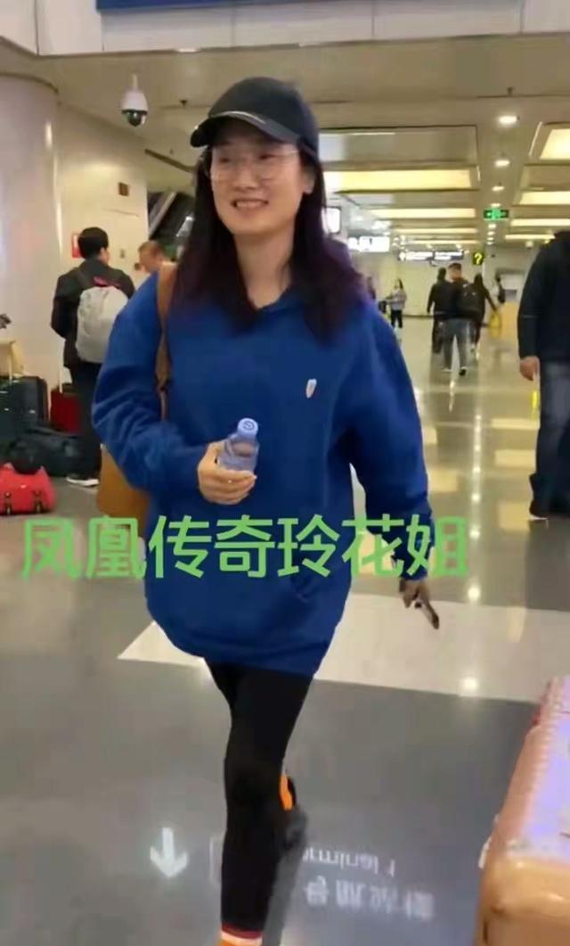 凤凰传奇|凤凰传奇玲花在机场被偶遇，与镜头前形象反差巨大，被吐槽像大妈