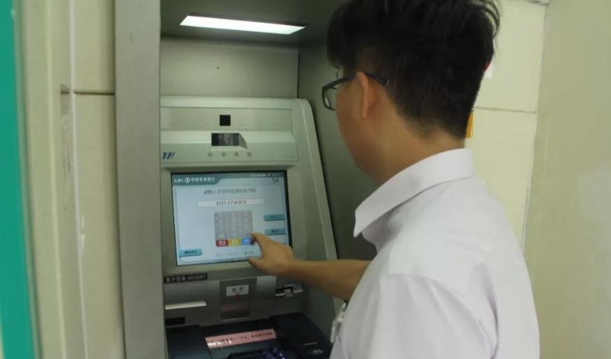 河马说 取款又迎新方式！ATM机实行刷脸取款，今后不用卡也可以取钱了