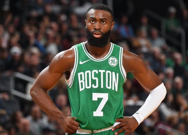 凱爾特人隊|凱爾特人上演內(nèi)訌！悍將怒噴布朗打球太獨，三分球瘋狂打鐵創(chuàng)歷史