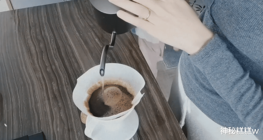 任嘉伦|苗苗早起为老公冲咖啡，挂郑恺身上超腻歪，女儿小酸奶英文名曝光