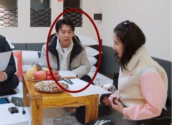 宋祖儿|宋祖儿终于长大了！穿深V礼裙“二次发育”后身材好丰满