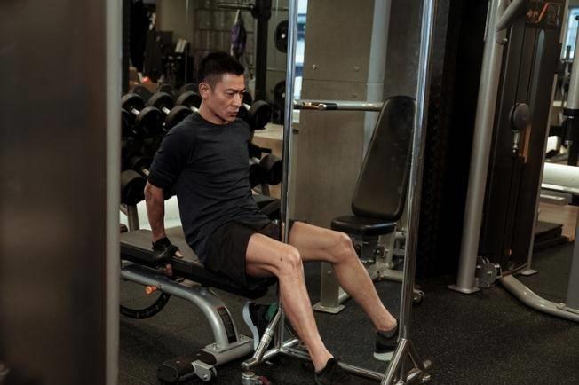 肖战|60岁天王刘德华近期原图曝光，手缠纱布引担忧