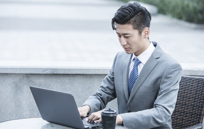 职场故事|员工工作7年，因儿子发高烧迟到3分钟被辞退，隔天老板脸懵