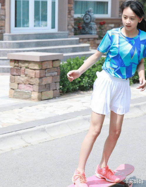 羊驼妈妈|有一种无奈叫“女像爸”,13岁森碟一脸男相,网友:好身材可惜了