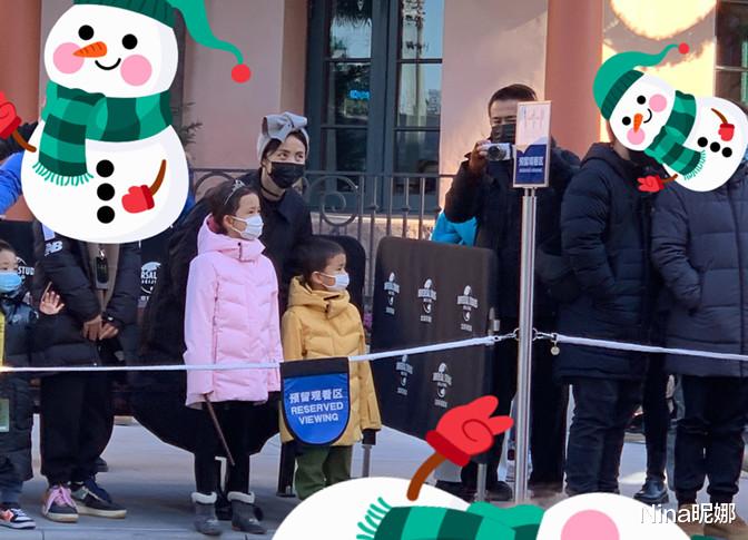 孙莉|黄磊一家四口打卡环球影城，孙莉戴蝴蝶结发箍抢镜，4岁儿子超萌