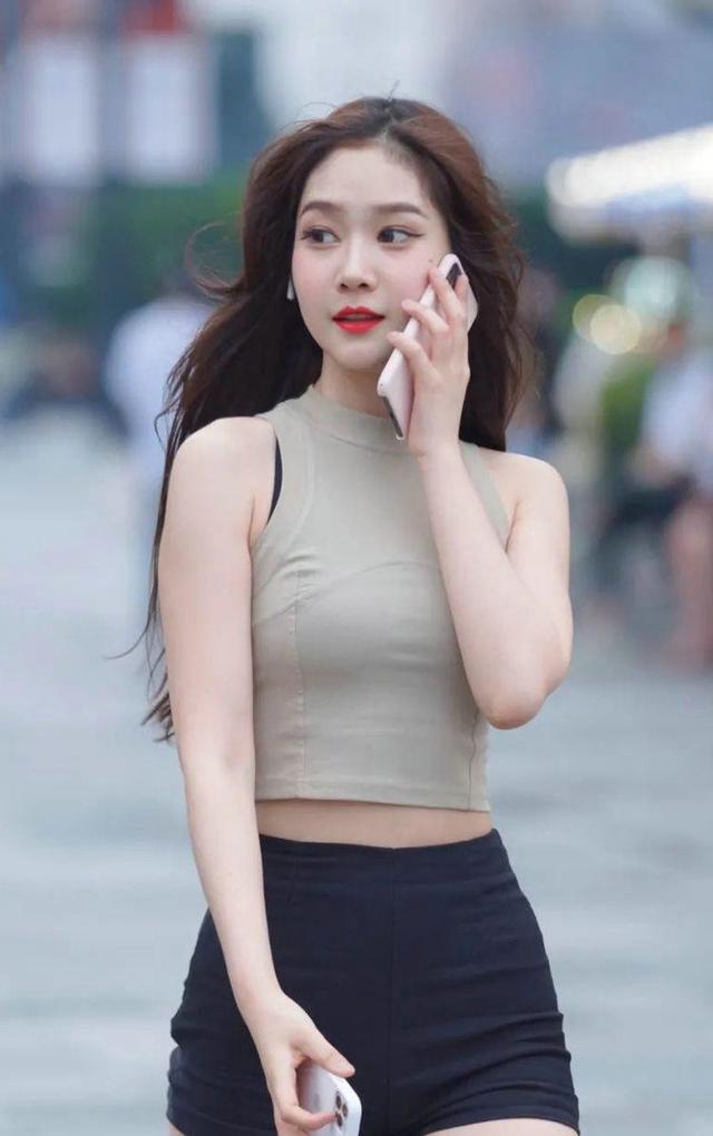 我亦飘零 街拍:针织衫穿起来也是一种浪漫,那是一种温柔,特别是淡色系列