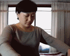 洋葱|19岁小伙骗40岁漂亮阿姨千里来约会，阿姨：“我不能伤害你”哇哈哈哈～