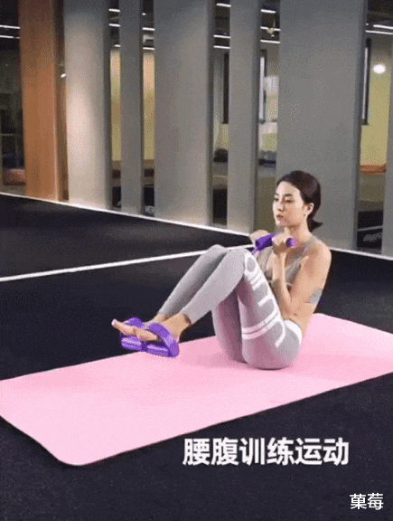 菓莓 成都美女爱逛街,腰臀比例完美惹人羡慕,1项运动或许功劳最大