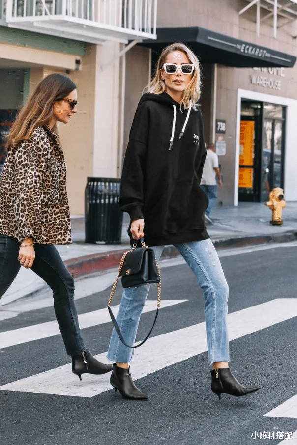 小陈聊搭配|60岁之后,建议少穿“卫衣+牛仔裤”,秋季这样搭,轻松穿出优雅范