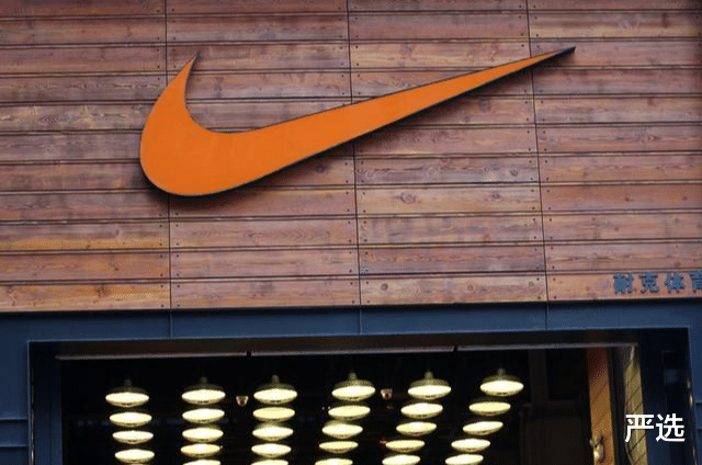 严选|爆卖20万双!国产“踩屎感”拖鞋了解一下?脚上耐克拖鞋不香了