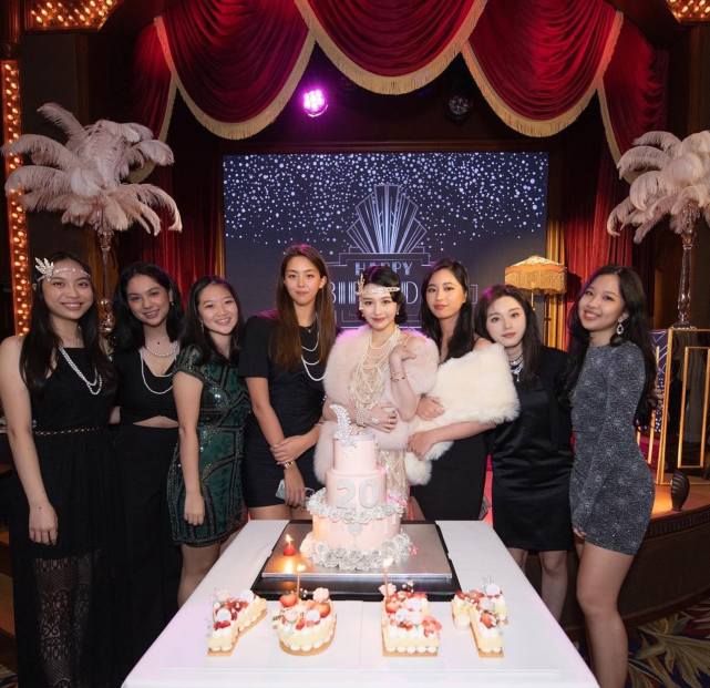 沈月|沈月完美还原妈咪邱淑贞最美外貌，性感粉红少女裙引网民尖叫