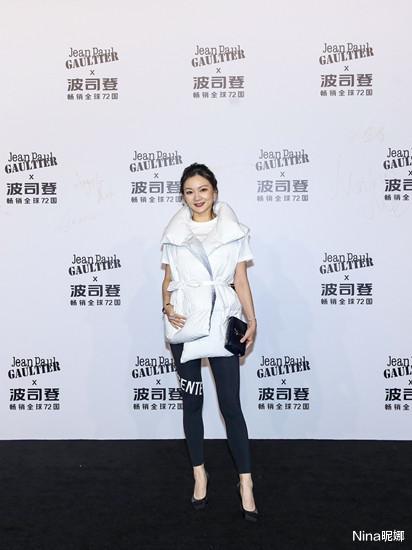 张艺谋|大导演张艺谋罕见携妻赶飞机，穿1万鞋打扮奢侈，妻子全程低头玩手机