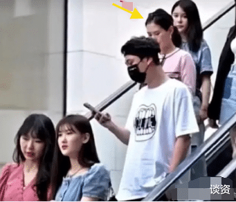王思聪|王思聪与堂妹逛街被拍，全身大牌颜值似路人，富婆低头不自信