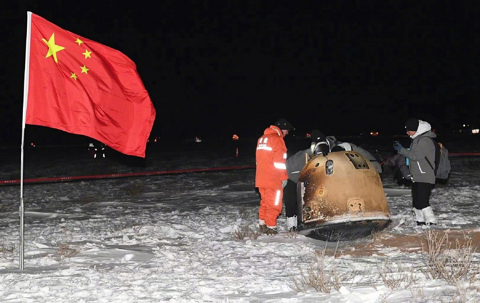卫星 几乎被烧得面目全非,神舟十二号飞船返回地球时到底经历了什么?