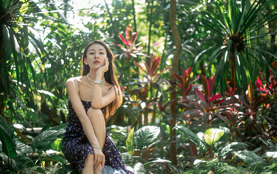 何有强|没想到，贾青这么漂亮！穿碎花吊带连衣裙青春洋气，秒变初恋女友
