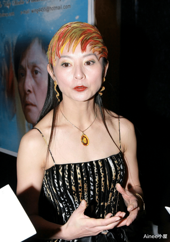 发型|李赛凤这发型一般人难驾驭，头顶上粘着彩色羽毛，真是挺个性的