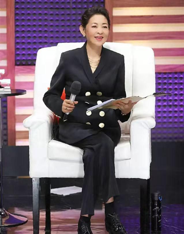 倪萍 什么叫老来俏看倪萍就明白,瘦身成功后气质绝佳,真是越老越优雅