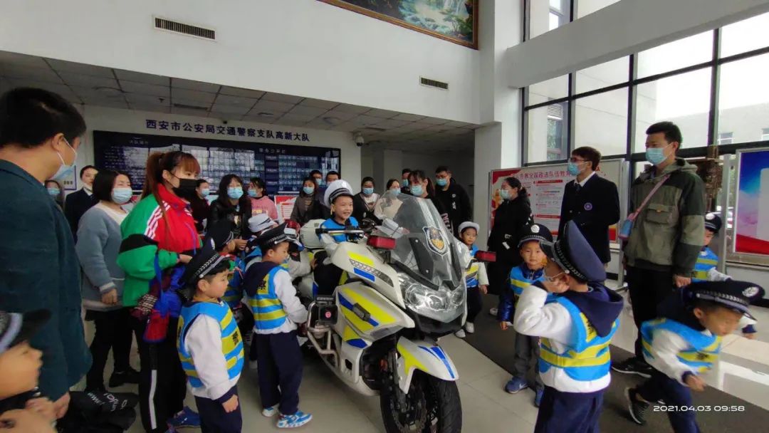 用户_老陕拍视 童心童眼游警营 学安全