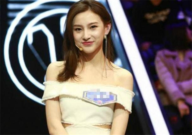 许晋亨|央视美女主持，走秀时泳装意外滑落，淡定走完回应称：谁爱看谁看