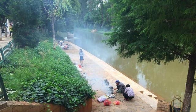 东莞|东莞钓友夜钓，江边发现几碟瓜果，拿起其中一个就吃，能吃吗？