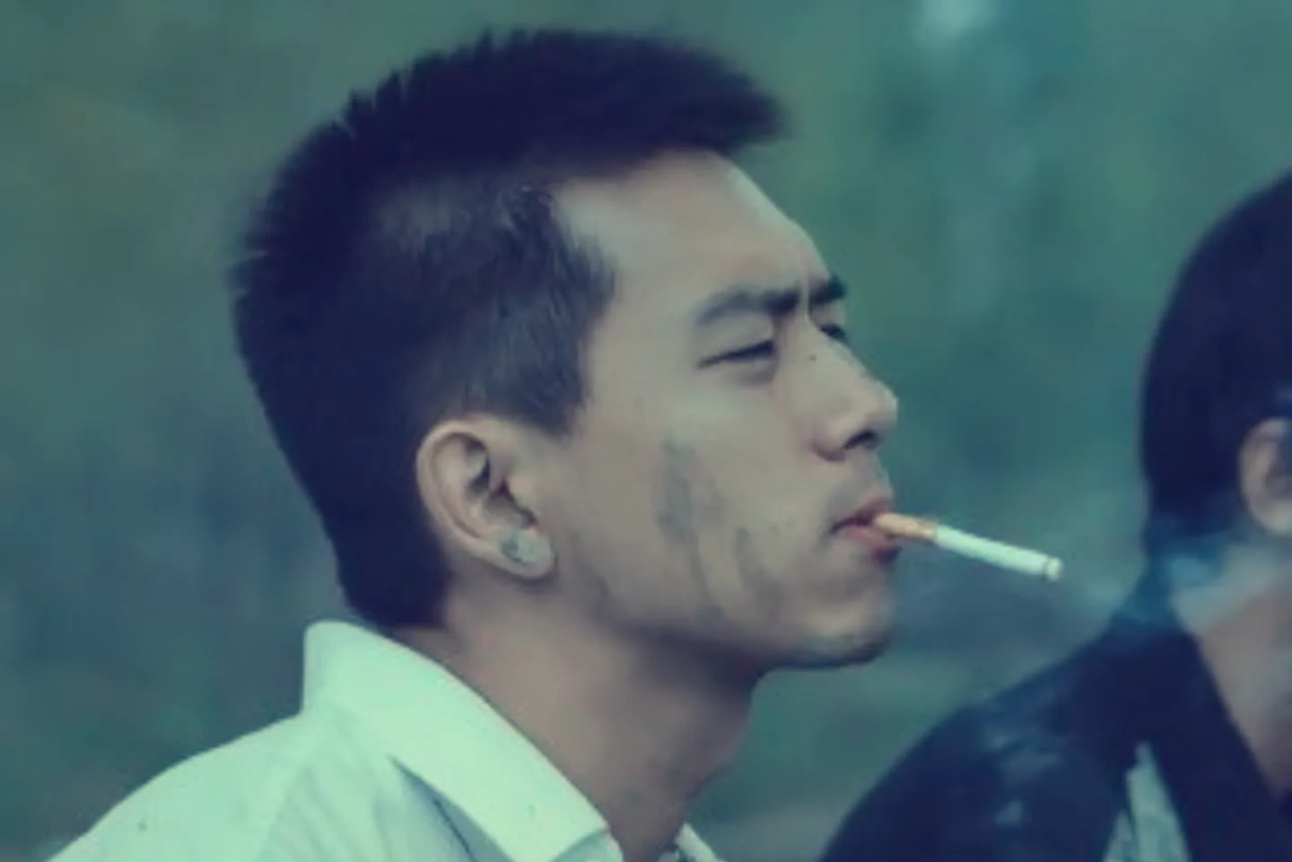 王一博|官媒回应偶像的阳刚之气，王一博、蔡徐坤躺枪，肖战、黄景瑜获赞